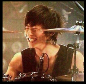 真太郎(UVERworld)の結婚相手(嫁)と子供と式(指輪)。ドラムセットに上手さの秘密？ソロと技術。下ネタ最高！