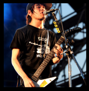 TAKUMA(10FEET)のギターステッカー(メーカー・機種名)。イジメの過去？(ブログ)。出身中学と高校大学