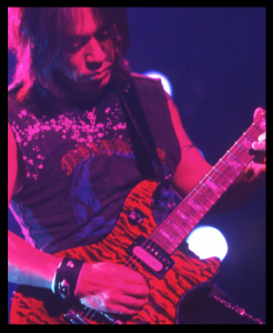 松本孝弘のギターモデル一覧(コレクションとストラップ)。ギブソン・レスポールがメイン愛器？(シグネチャーモデル画像・動画)