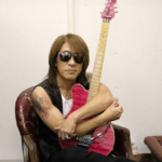 松本孝弘 愛用ギターが発見!20年行方不明のMusicman製のピンク(楽器メーカーの倉庫)