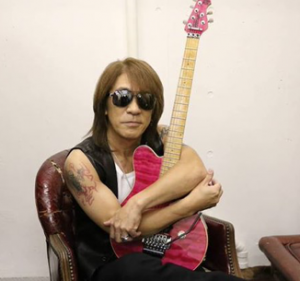 松本孝弘 愛用ｷﾞﾀｰが発見!20年行方不明のMusicman製のﾋﾟﾝｸ(楽器ﾒｰｶｰの倉庫)