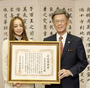 安室奈美恵の涙の理由。沖縄県民栄誉賞受賞のｺﾒﾝﾄ(画像)。羽田空港