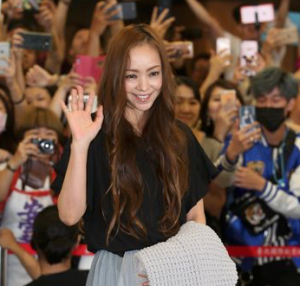 安室奈美恵の台湾公演。空港ﾊﾟﾆｯｸ!ｲﾓﾄｱﾔｺがｲｯﾃQのﾛｹで共演?太眉毛のﾊﾟﾝﾌ